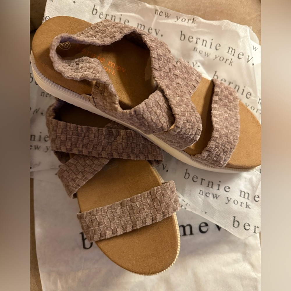 Brand new Bernie Mev Hibiscus Chenille Memory Foam Woven Sandals